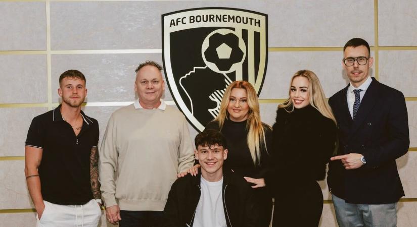 Tóth Alex Angliában is a szüleivel él