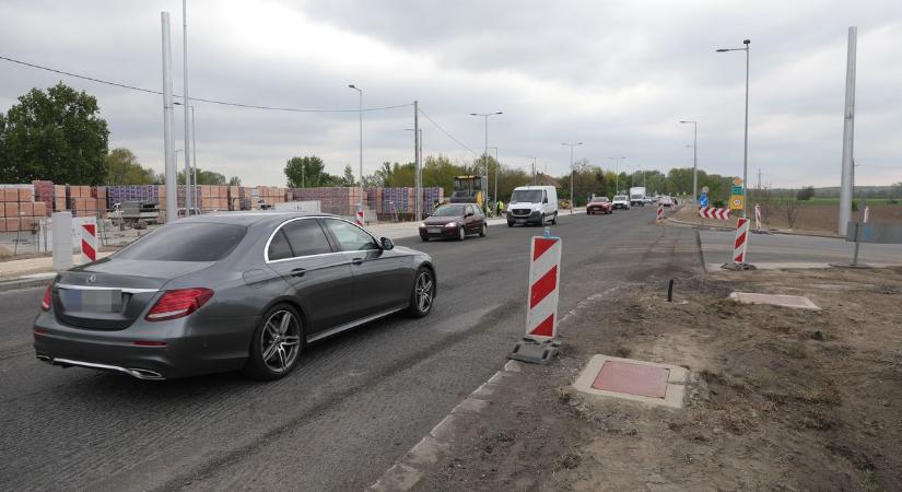 Így áll az ikrényi lámpás csomópont kiépítése - fotók