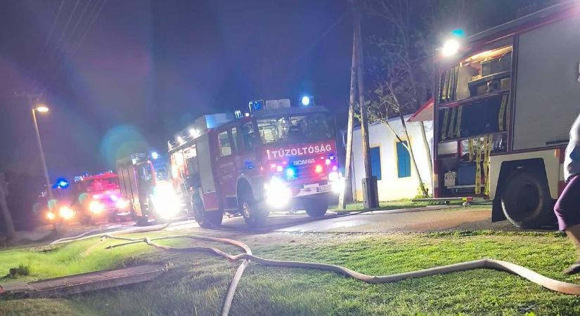 Tűzeset hajnalban: teljes terjedelmében égett egy épület a vasi megyehatáron - fotók
