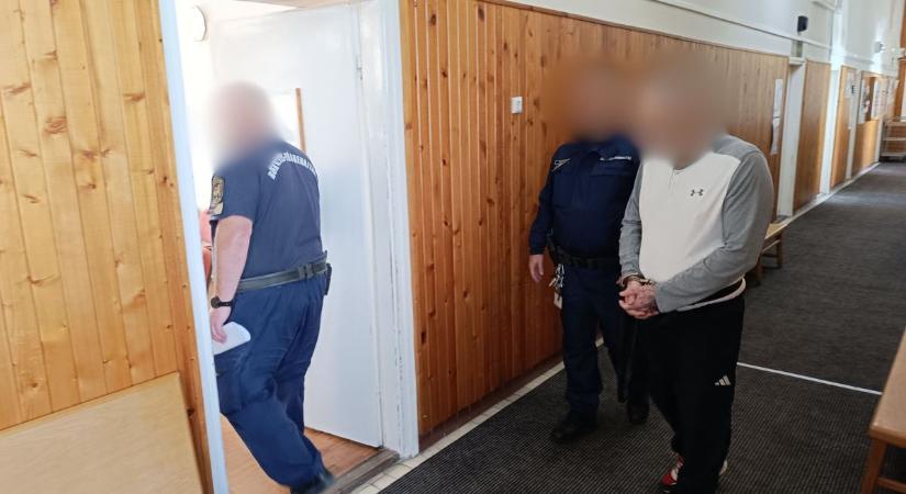 Baltával rontott a rendőrökre, tíz évet kapott –a család őrjöngése miatt szabadult el a pokol a bíróságon