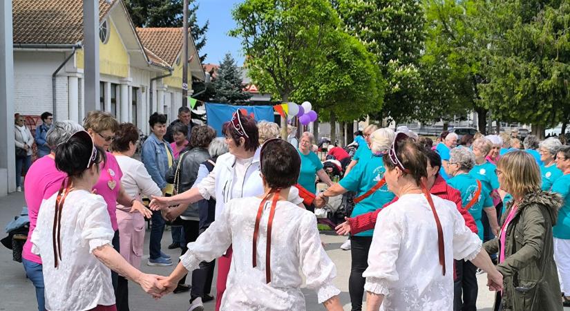 Színes kavalkád a kisváros főterén – így ropták a nyugdíjasok Tamásiban (videó és képgaléria)