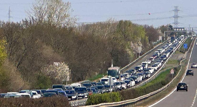 Tömegbaleset Martonvásárnál, 8 kilométeres a torlódás az M7-esen