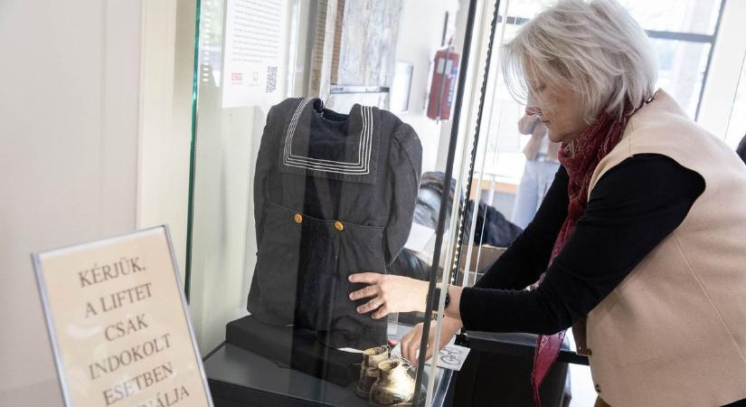 Százéves, elnyűhetetlen gyermekviselet a hónap műtárgya – ruha, több generáción át (galéria)
