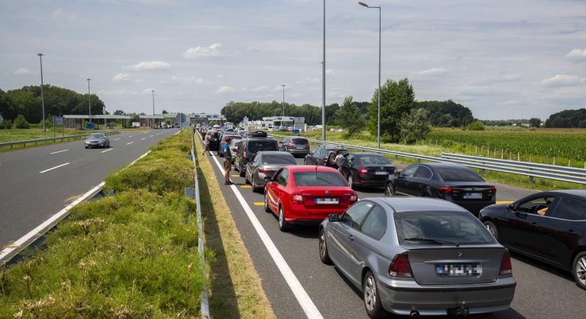 Kilométeres torlódás van két autópályánkon is