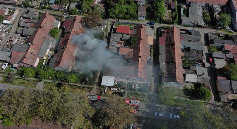 Óriási fekete füstfelhő gomolyog Szekszárd felett – olvasónk ijesztő videót küldött (videó és fotók)