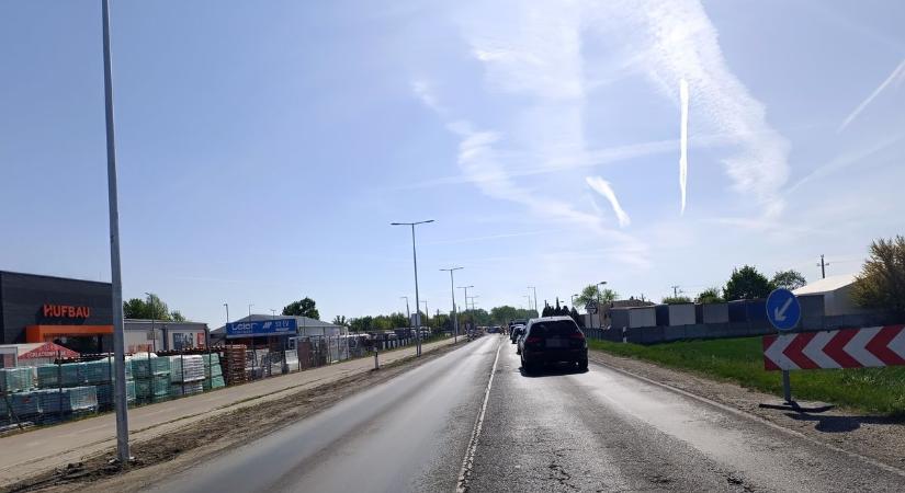 Ezért nagy a dugó az 1-es főúton Győr közelében - fotók, videó
