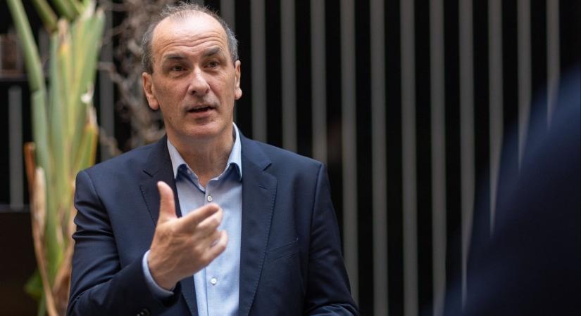 Az új egészségügyi miniszter szerint az életmentő gyógyszerekről szóló döntések nem lehetnek „fekete dobozban”