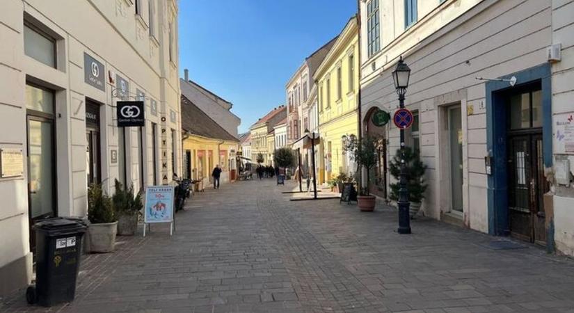 A sétálóutcák életveszélyesek, a padok pedig koszosak – ezeket írták olvasóink