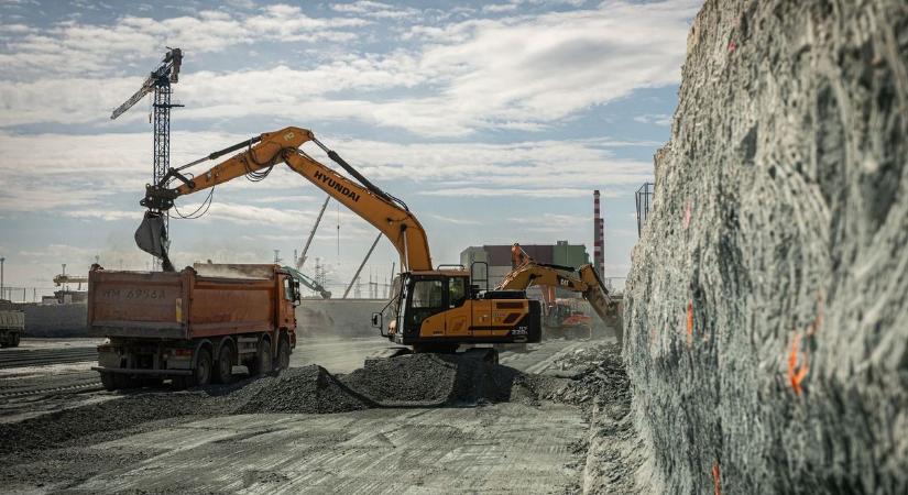 Gőzerővel dolgoznak a munkagépek a paksi gödörben – félmillió köbméter földet termelnek ki (képgalériával)