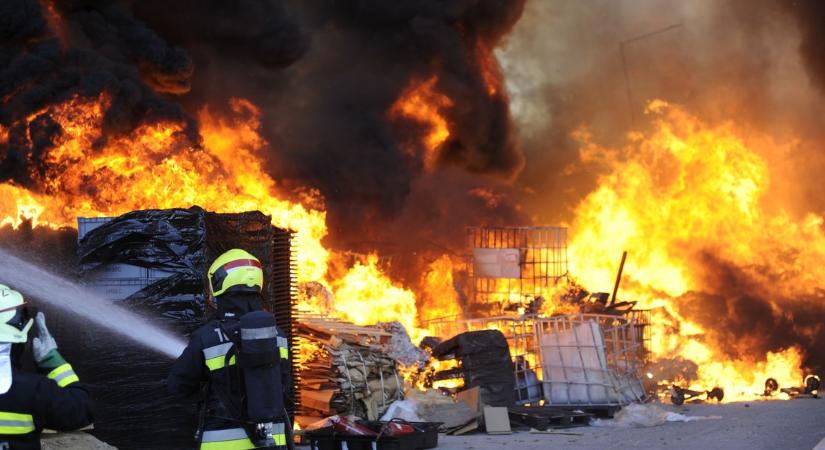 Megérkeztek a fotók a kecskeméti tűzvészről, kilenc település tűzoltói dolgoztak a pokoli helyszínen