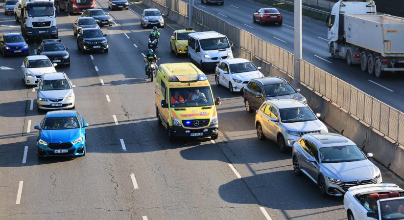 Baleset miatt elesett az M7-es és az M1-es is - több kilométeres a torlódás
