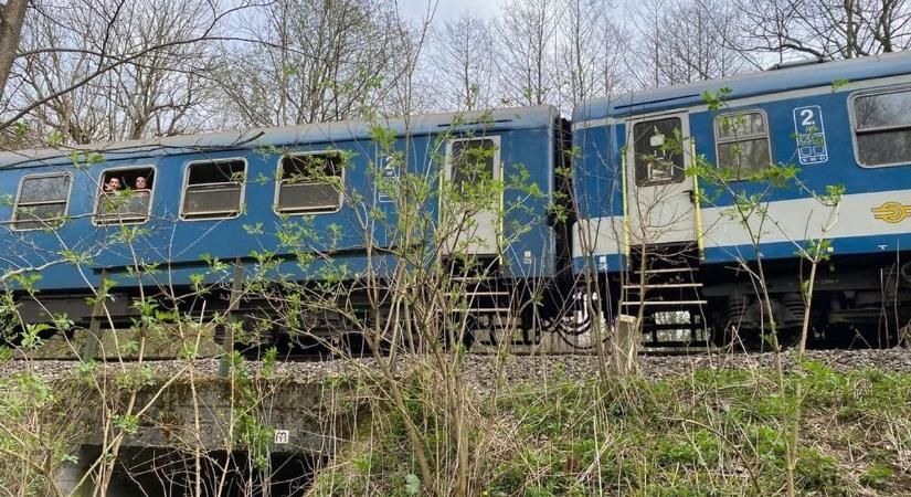 Teljes vágányzár lesz két Veszprém vármegyei város között, mutatjuk a menetrendet