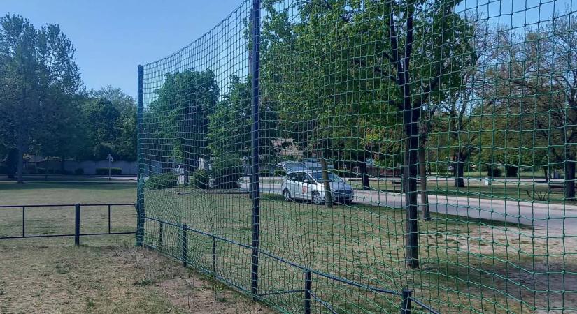 Elkészült a labdafogó háló a Jubileum téri játszótéren