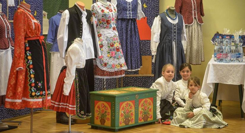 A szépen hímzett ruhadarabok többet mondtak ezer szónál a hevesi községben