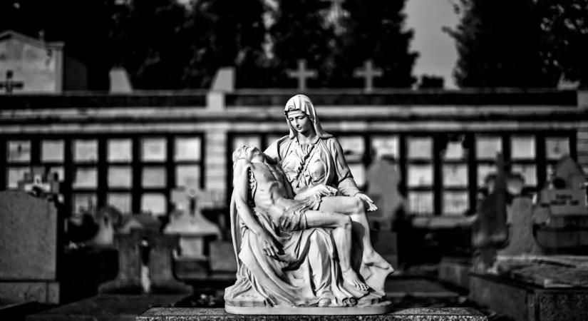 Somoskőújfaluban holtan találtak egy fiatal férfit a postánál