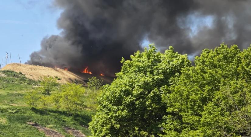 Hatalmas füsttel ég a bagolai szeméttelep
