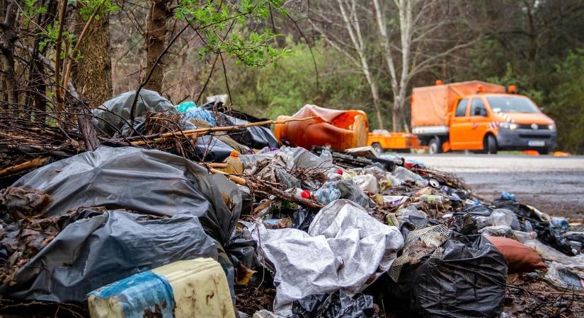 Gyomorforgató, ami az utak mentén történik: undorító szeméthalmokat találtak a Közút szakemberei