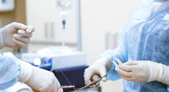 Császármetszés után meghalt egy 27 éves nő Szumiban – az orvos ellen vádat emeltek