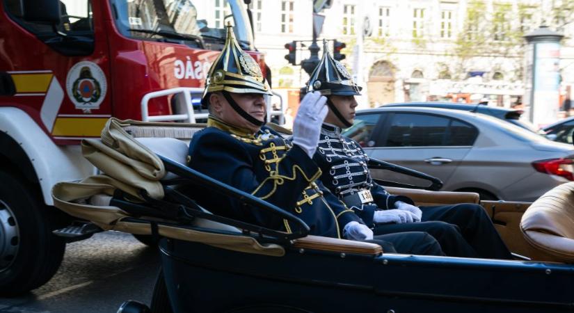 Történelmi járművekkel és egyenruhákban vonultak fel szirénázva a rendőrök és tűzoltók napján Budapesten