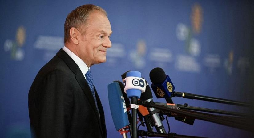 „Nem bízunk Amerikában” – Donald Tusk nekiment Trumpnak, miközben küszöbön álló orosz támadást vizionál