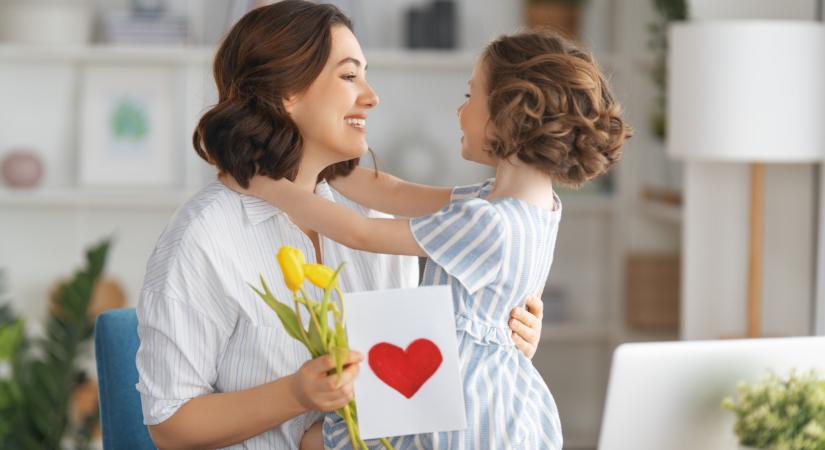 Mikor van anyák napja 2026-ban? Az ünnep eredete, anyák napi versek, köszöntő - Mit ünneplünk anyák napján?
