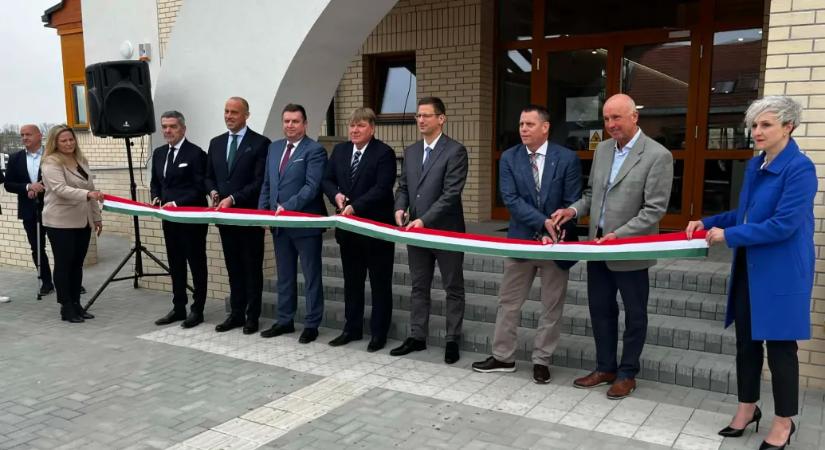 Ünnepélyesen átadták választás előtt a Fidesz politikusai a vecsési uszodát, de az azóta se nyitott igazából ki