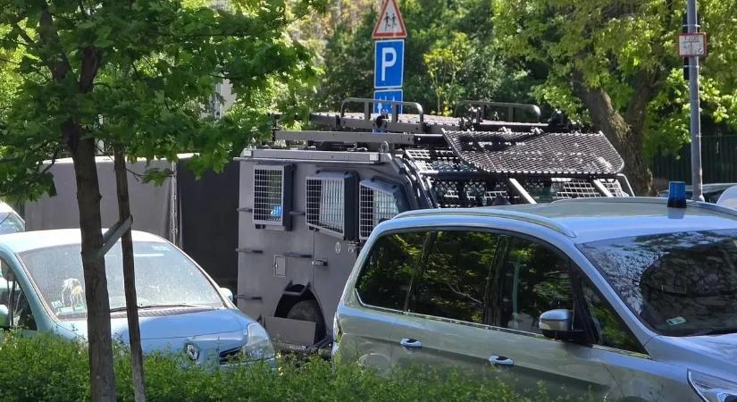 Feszültség Kelenföldön: TEK-esek lepték el a társasházat