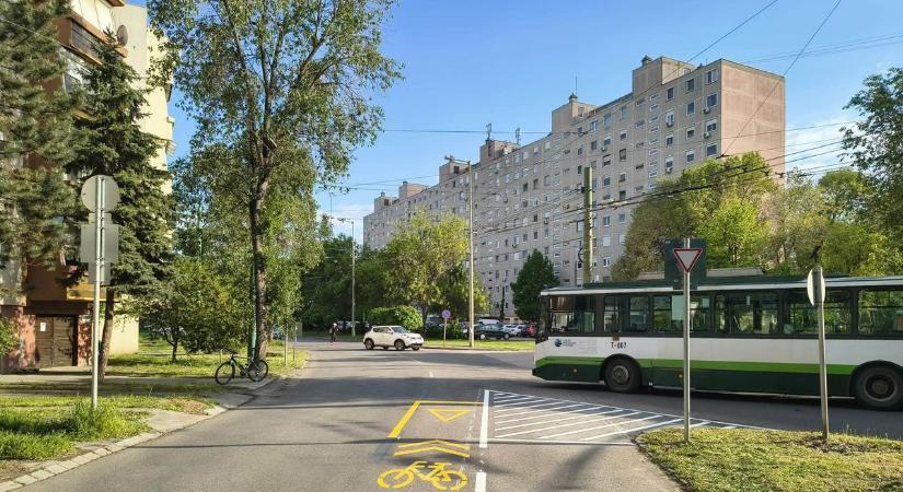 Szegeden parkolóvá alakítottak egy kerékpársávot, a biciklisek isszák meg a levét