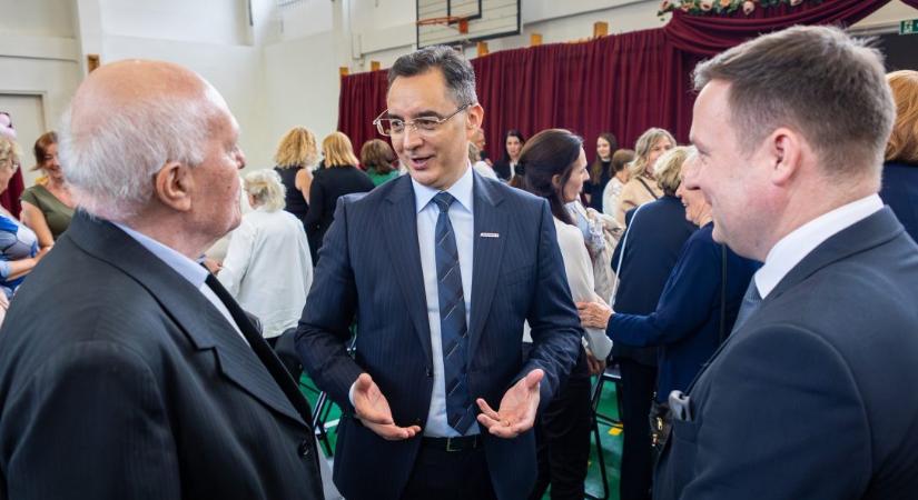 Általános iskolában volt jelenése Papp Lászlónak, a Tisza Párt lecsapta a magas labdát