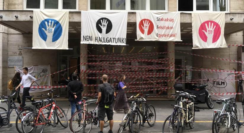 „Izgatottan várjuk az új kormány döntését” – A Freeszfe kiáll az SZFE-s diákok mellett