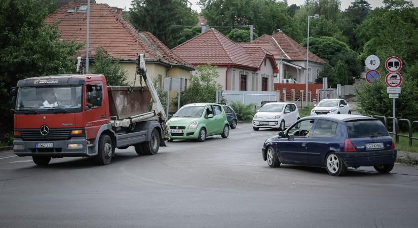 Te tudod, kié az elsőbbség? Ez a trükkös kereszteződés még a tapasztalt sofőröket is elbizonytalanítja