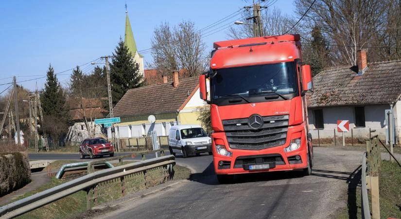 Szétdübörögték a házaikat: 400 ezres bírság vár a kamionosokra, de ez nem oldja meg Ladon élők problémáját