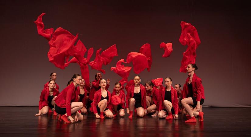 Mindent letaroltak az oroszlányi táncosok: két kategóriában is országos első lett a Silhouette Dance