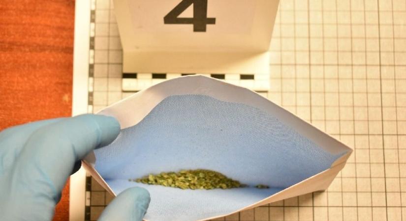 Bódultan vezetett és droggyanús anyagokat is találtak nála