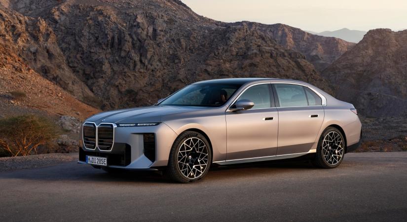 Mozivászon a hátsó ülésen – megérkezett az új BMW 7-es, ami újradefiniálja a luxust