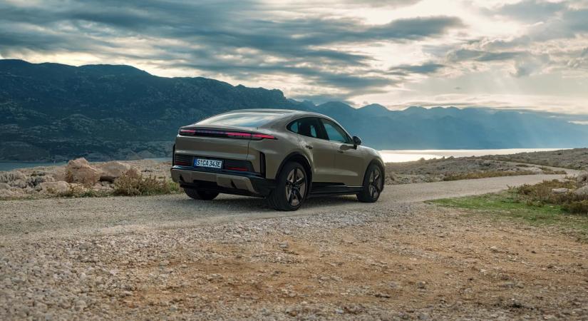 Már SUV-kupéként is megjelent minden idők legerősebb sorozatgyártású Porsche modellje!