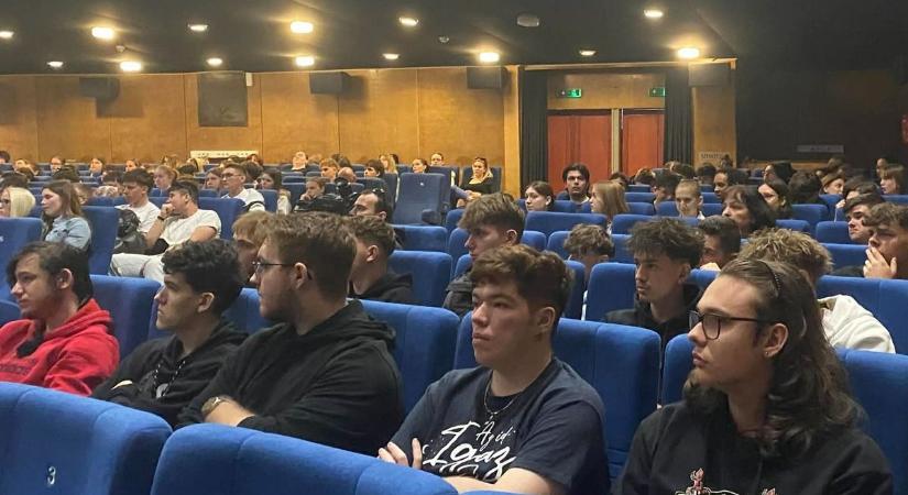 Életek a függőség árnyékában: drogprevenciós nap Dunaújvárosban