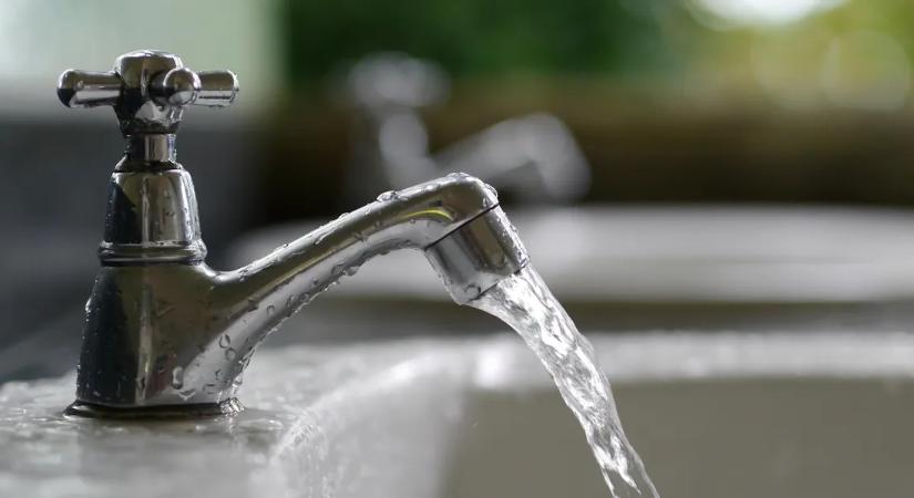 Megkerülhetetlen változtatás jön az ívóvíznél, minden magyart érint