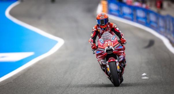 Marquez bukás után nyerte az őrült-esős sprintet!