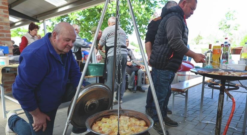 Még a pecások is sertésből készítették szombaton az ebédet Sándorfalván