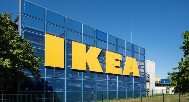 Bolti szarkaként aratott az Ikea pénztárosa