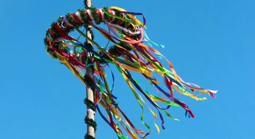 Így készíts asztali szerencsebevonzó májusfát, hogy pénzeső hulljon rád