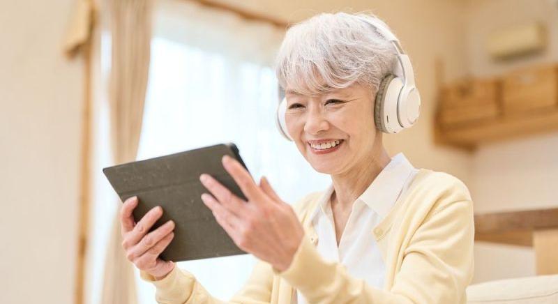 Döbbenetes trükk: nem is sejti az idős anya, hogy a halott fiával beszélget