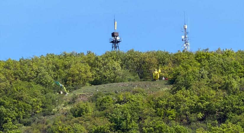 Videón a mentés: erdőbe zuhant a siklóernyős Eger mellett galéria