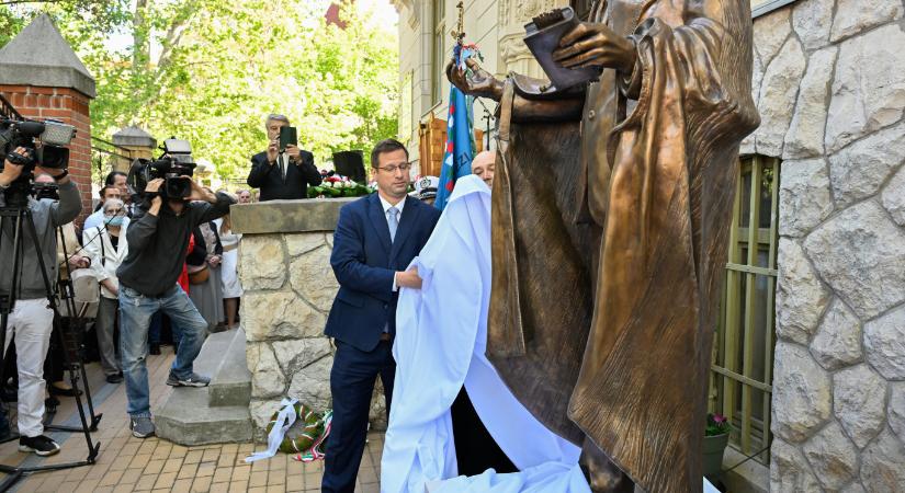 Semjén, Gulyás Gergely, a volt MIÉP-es ifj. Hegedűs és a leendő tiszás egészségügyi miniszter is jelen voltak Hegedűs Lóránt püspök szobrának avatásán