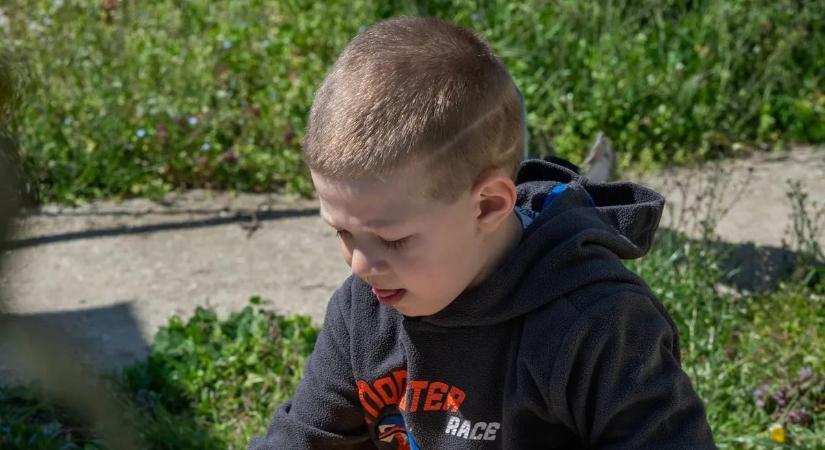 Összefogtak a helyiek az egyedül maradt édesanyáért: beteg kisfiával költözne új otthonba a bajbajutott Vivien