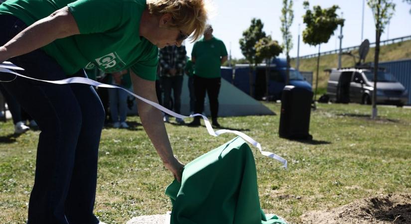 Fát és emléktáblát avattak Róth Kálmán tiszteletére