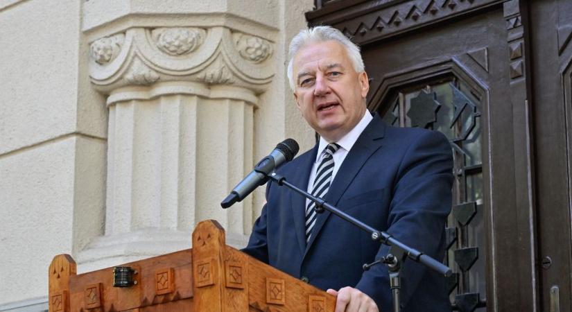 „Prédikációi egyszerre ragadták meg az értelmünket, és gyújtották lángra a szívünket” – Hegedűs Loránt református püspökre emlékeztek