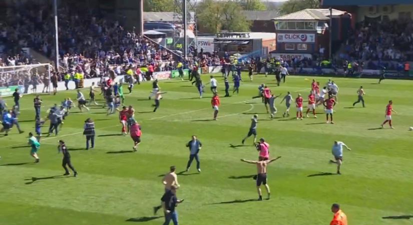 Beszaladtak a pályára ünnepelni a drukkerek, de egy perccel később elúszott a feljutásuk