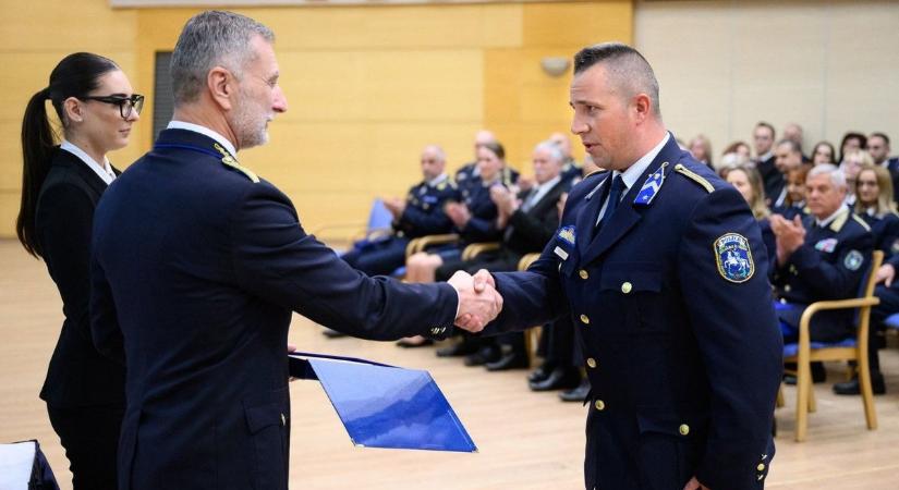 Megérdemelt kitüntetés: hajdú-bihari rendőr nyerte el az Év körzeti megbízottja elismerést!